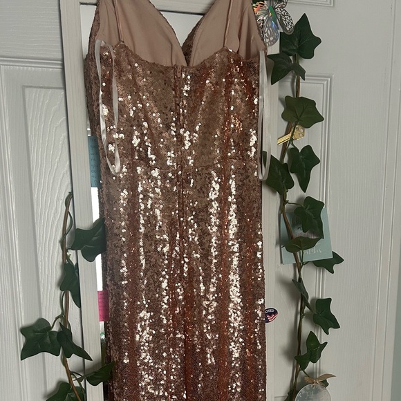 Gold dress - Picture 3 of 3